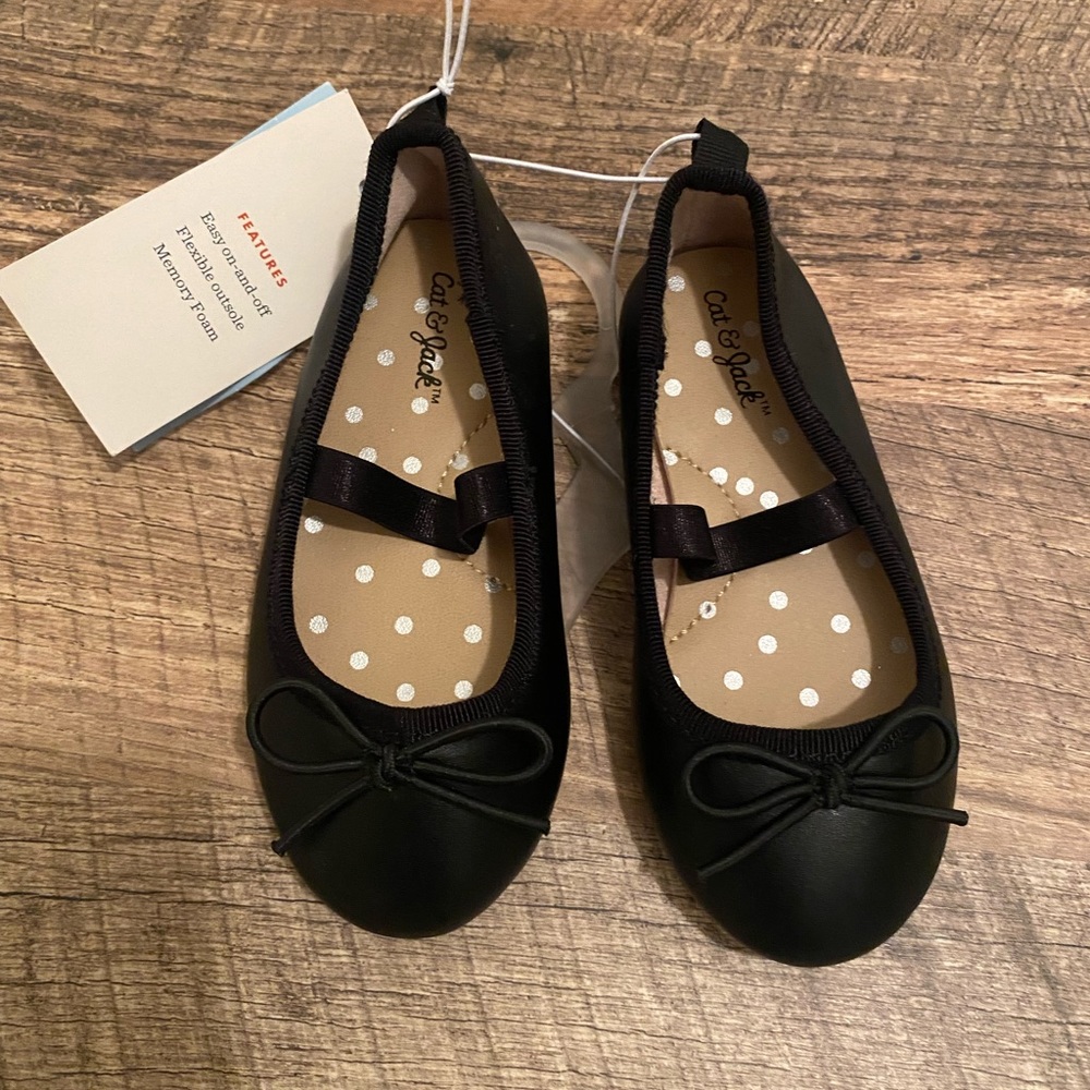 NWT Girls Cat & Jack black slip on shoe with strap. Size 6